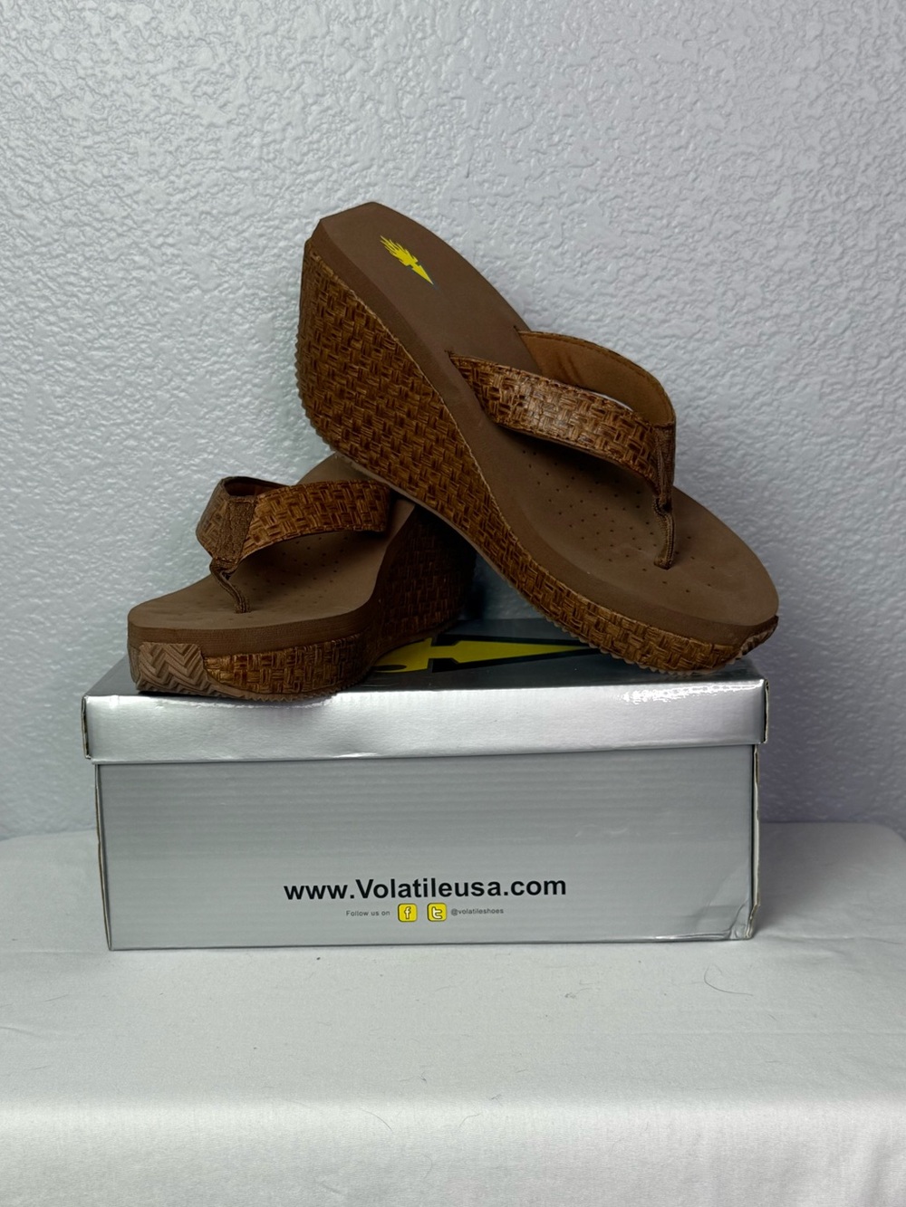 Volatile Brown Bronze Cha-Ching Wedge Flip-Flops Sandals Women’s Size 11
